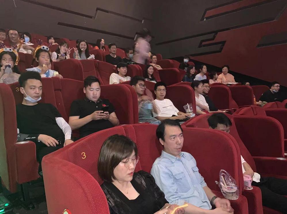 中建国信集团组织全体员工观看红色电影《悬崖之上》(图2)